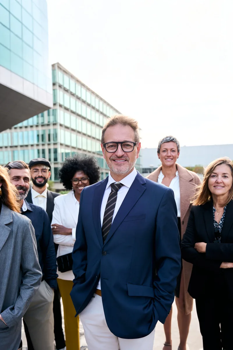 Equipe comercial da Arko reunida em frente a um edifício corporativo